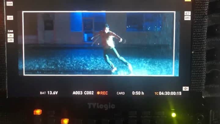 ベン・プラットのインスタグラム：「me dancing at 4 am for my RAIN music video」