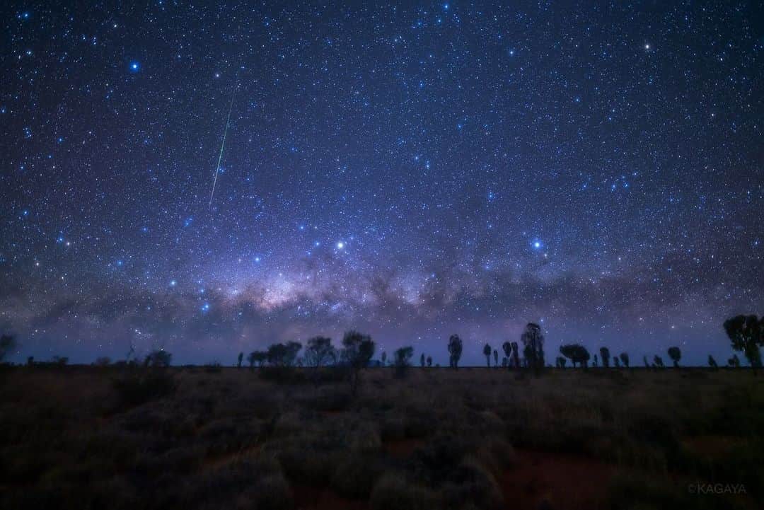 KAGAYAさんのインスタグラム写真 - (KAGAYAInstagram)「銀河の地平。 天の川は私達がすむ銀河を真横から見た姿。 地平線と天の川が重なる場所に立ち、まるで銀河面に立って宇宙を一望しているような気分になっていると、 一筋、流れ星がおちていきました。（先日、オーストラリアにて撮影） 今日もお疲れさまでした。明日もおだやかな一日になりますように。 #星空 #milkyway #milky_way #オーストラリア #australia」9月11日 22時38分 - kagaya11949