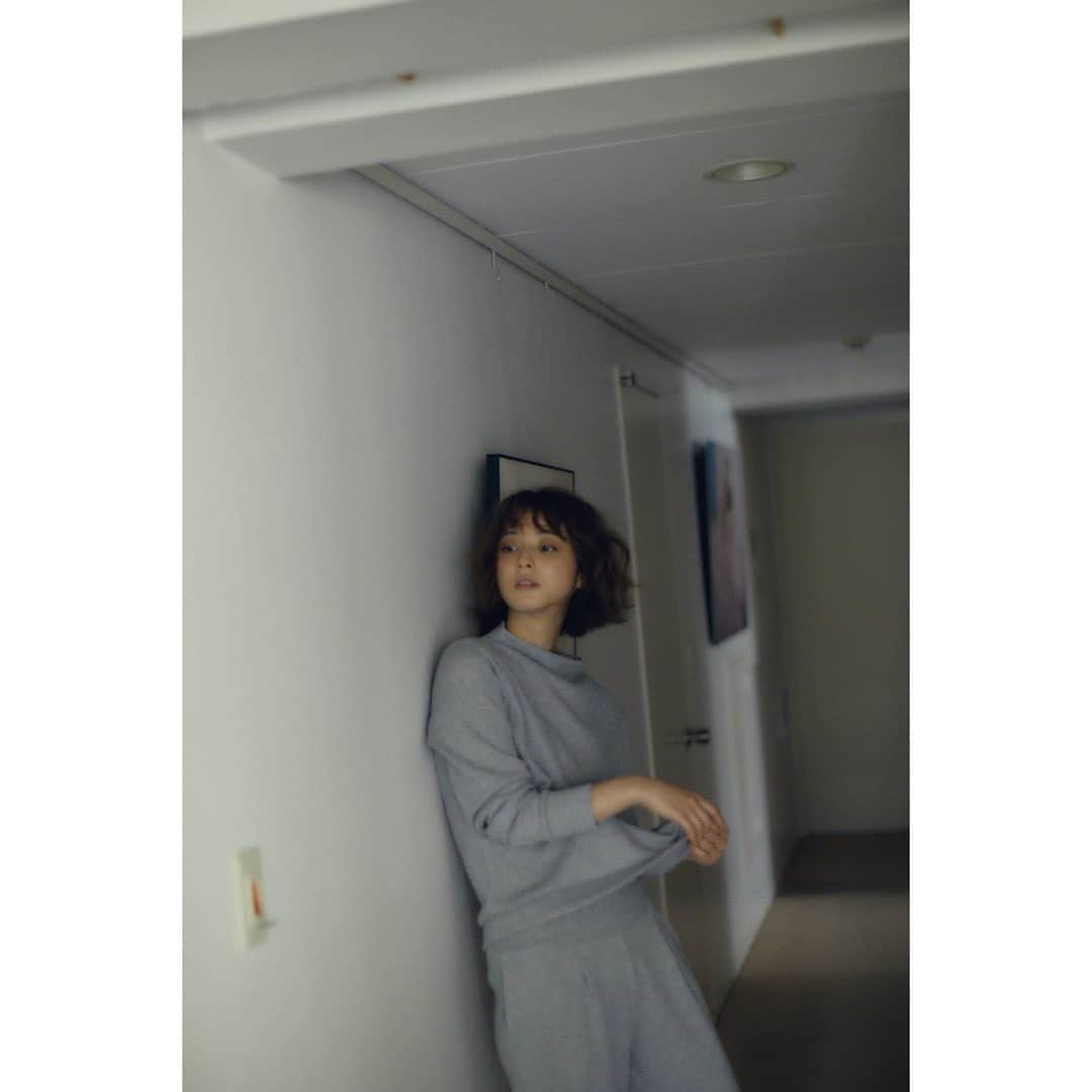 佐々木希さんのインスタグラム写真 - (佐々木希Instagram)「柔らかなリブを使用したプルオーバーとパンツ。 こちらの生地は2年程前に初めて出会い、部屋着を作ってから着心地に感動し、季節問わず毎日のように着ていたの。笑 今回はそのお気に入りの生地にプラスしてパンツには、リブを長くして腹巻のように、冷え対策を♡ 妊娠中の方も使えると思います。 そしてプルオーバーの胸部分は生地を二重にしているので胸の形が出にくいのもポイント。  毎日着てもらえるよう、 相当こだわりの詰まったアイテム💕  想いが詰まっていて、 説明が長くなってしまいました🥺  #iNtimite#AW #新作」9月11日 22時41分 - nozomisasaki_official