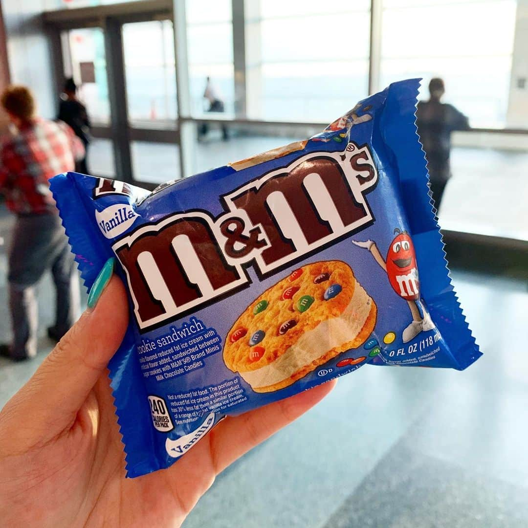 田中セシルさんのインスタグラム写真 - (田中セシルInstagram)「＊ 大好きなm&m'sのアイスは食べるしか！ 外側のクッキーがソフトな感じで、m&m'sがアクセントになって、幸せな味した♡  #mandms  #mandmsicecream  #mandmsicecreamcookie  #mandmsicecreamsandwich #NYC #飯テロinNY #NYひとり旅」9月11日 22時44分 - ceciltanaka