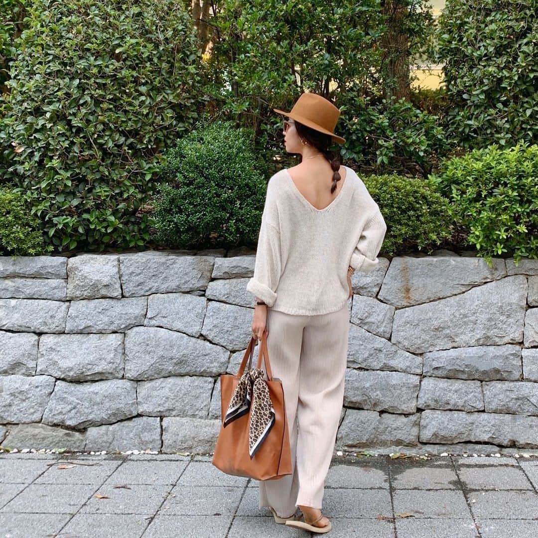 Sayakaのインスタグラム：「* ベージュのワントーンでゆるっとリラックスコーデ♡ * 夏と秋をミックスできる今の季節が好き☺️💓 * * #fashion #outfit #coordinate #ootd #simple #basic #casual #zara #maisonspecial #gallardagalante #havaianas #giannichiarini #sayakascoordinate #今日の服 #コーディネート #コーデ #シンプル #シンプルコーデ  #カジュアル #ザラ #メゾンスペシャル #ハワイアナス #ジャンニキアリーニ #ベージュ #ワントーンコーデ」