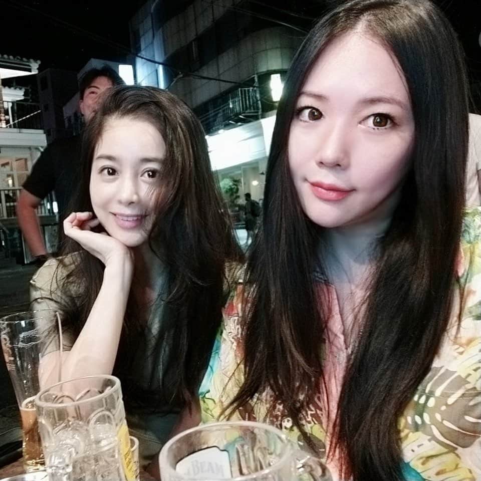 ソ・ヨンヒのインスタグラム：「어플놀이하던그리운밤👩‍❤️‍💋‍👩 #오늘아님 #현재상황 #침대에서뒹굴뒹굴 #좋은밤되세요🌙」