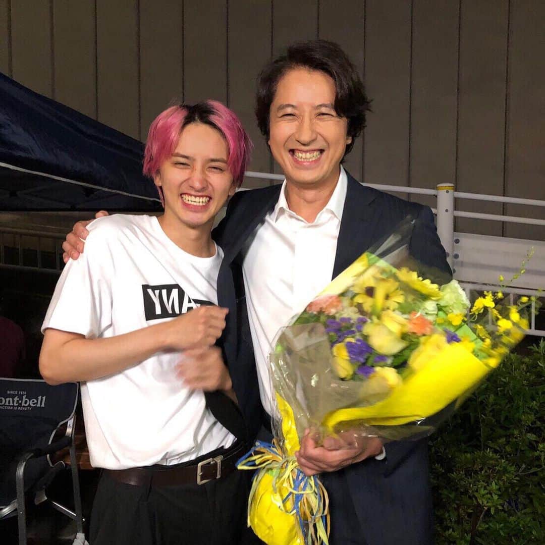 日本テレビ「偽装不倫」のインスタグラム：「㊗️クランクアップ🎉✨﻿ 賢治こと #谷原章介 さんは「やりがいのある役に出会えて幸せでした。全うできたのは皆さんのおかげです。皆さんが本当にかけがえよない存在だなって思います。本当にありがとうございました。お世話になりました」と挨拶。するとそこへ、直前までボクシング対決シーンで一緒に撮影していた風太役の #瀬戸利樹 さんがサプライズ登場。驚きつつも思わず顔がほころぶ谷原さんでしたが、写真撮影になると、賢治役になりきり風太を睨む一幕も(笑)。最後は2人仲良く肩を組んで満面の笑みで記念撮影しました✨﻿ ﻿ #偽装不倫」