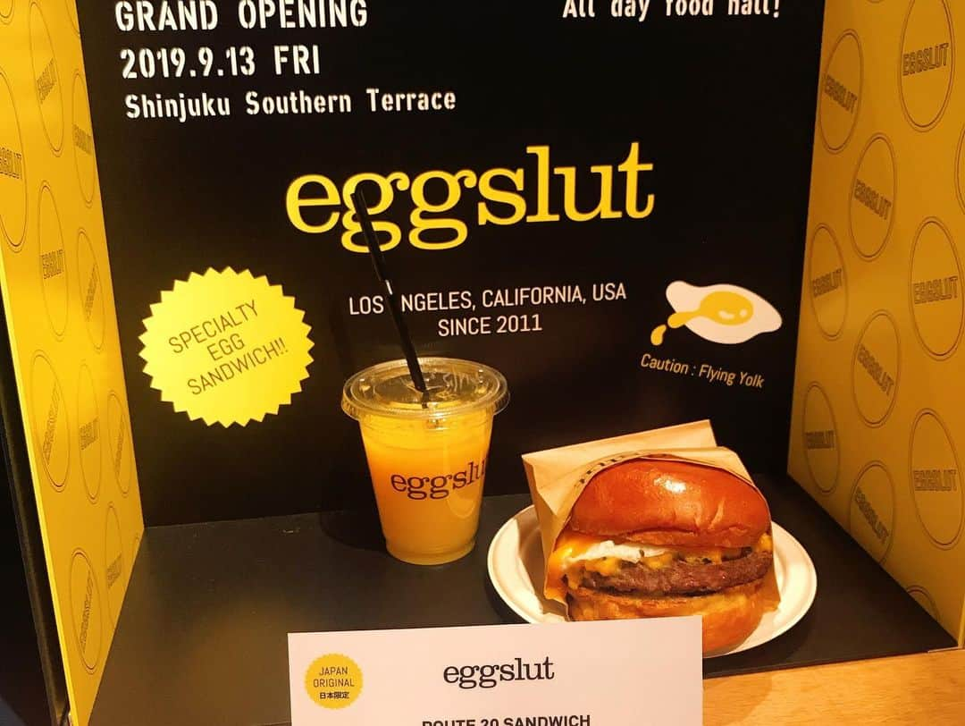 鈴木咲さんのインスタグラム写真 - (鈴木咲Instagram)「美女とeggslutのオープンイベント行ってきました！ パテが入ってない卵だけのバーガー食べたけど美味しかった🥺 卵は優しいのに、しっかり味付けした玉ねぎがアクセントになってて物足りなさがなく満足感があった🥺 明後日新宿でオープンだよ！  #eggslut」9月11日 23時06分 - sakisuzuki1103