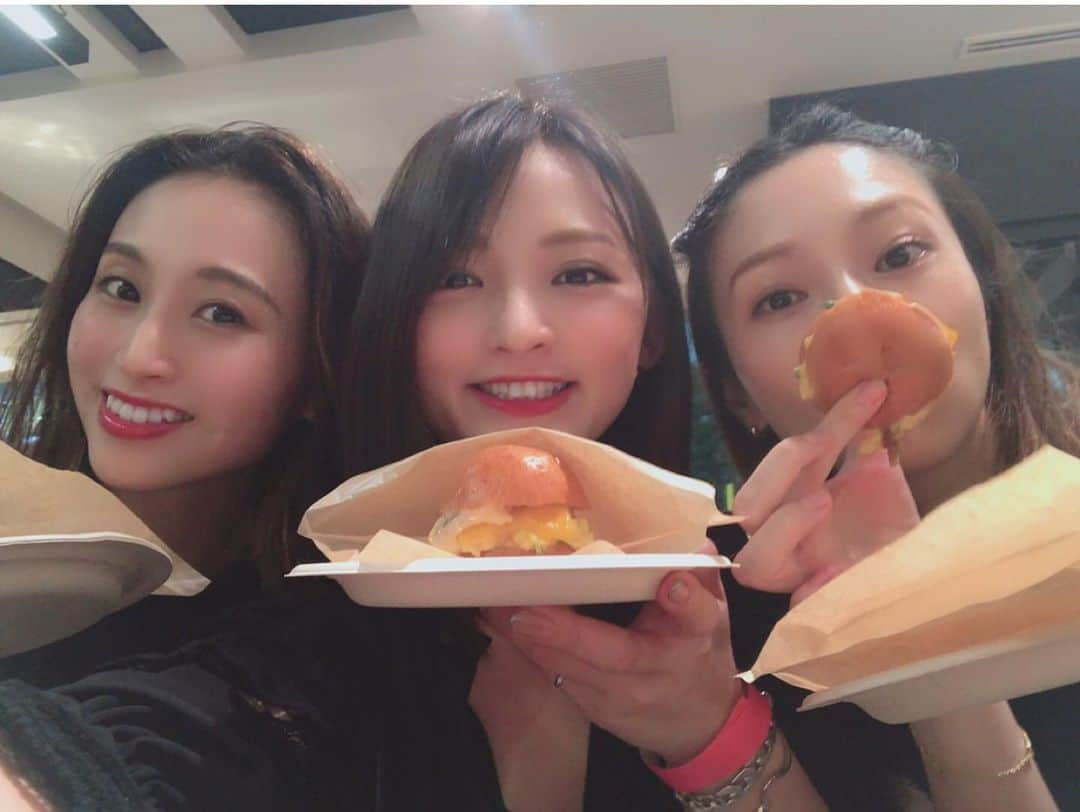 鈴木咲さんのインスタグラム写真 - (鈴木咲Instagram)「美女とeggslutのオープンイベント行ってきました！ パテが入ってない卵だけのバーガー食べたけど美味しかった🥺 卵は優しいのに、しっかり味付けした玉ねぎがアクセントになってて物足りなさがなく満足感があった🥺 明後日新宿でオープンだよ！  #eggslut」9月11日 23時06分 - sakisuzuki1103