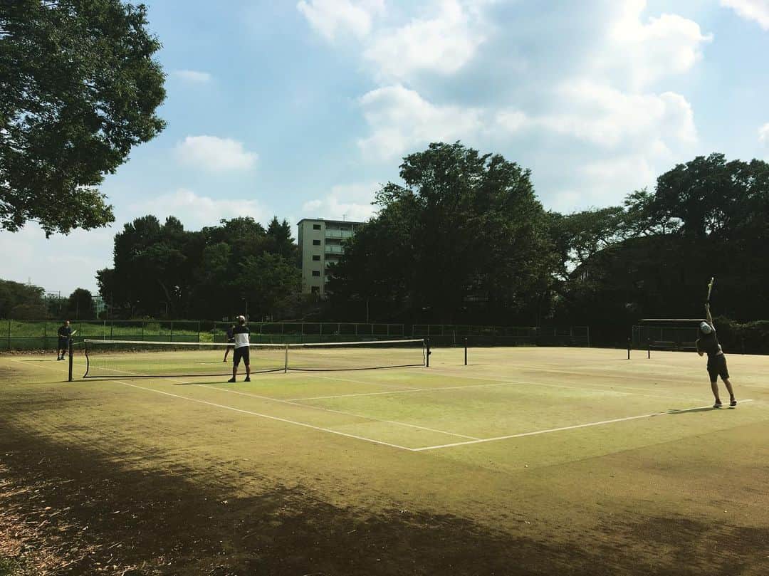 野本かりあのインスタグラム：「1ヶ月ぶり以上のテニス🎾 太陽の光は強いし、湿気はあるしで汗だく。 最後は雷が鳴る中プレイ。 はー、やっぱり運動するのは発散出来て良い❣️」