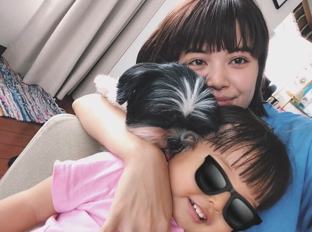 垣内彩未さんのインスタグラム写真 - (垣内彩未Instagram)「1年9ヶ月程 娘と過ごしてきたわけだけれど 今、これまでで 育児を1番楽しく感じています。 意思の疎通が出来るようになり、 でもまだ上手には話せなくて。 そして ママ！ママ！と一生懸命 呼びかけてくれる その感じが可愛くて可愛くて。  最近の娘は 聞き分けもよく このままイヤイヤ期が無い！なんて ことはあったりするのかなー。 なんて淡い期待を抱いてみたり....。 とにかく動物が好きみたいで 今は Casa BRUTUSの 動物園特集が一番のお気に入りで 1日10回は一緒に読んでます😂 読み過ぎてボロボロになり 表紙も取れてしまうほど。  ベイビーのときも可愛かったけど 今、君は最強に可愛いぞ！  毎日最高の癒しをありがとう🧒🏻 野菜食べられるようになると いいね！ 明日も一緒に 桃たべようねー！」9月11日 22時59分 - kakiuchiayami