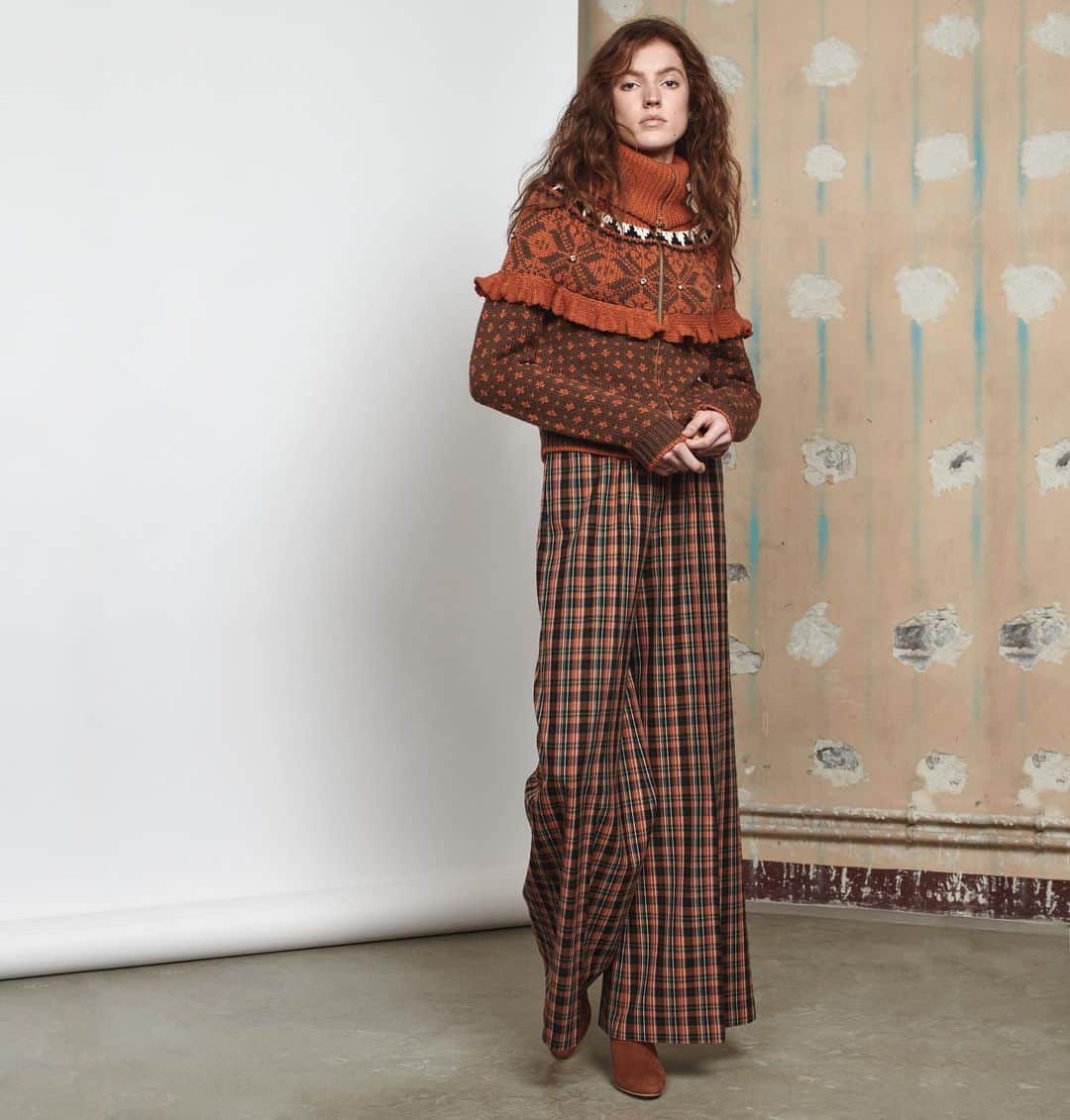 のインスタグラム：「Le tartan est à l’honneur avec le thème Irlande 🇮🇪✨ Cet imprimé traditionnel est modernisé par une coupe 70s, à associer avec une grosse maille ou le top Irlande pour un total look aux influences anglo-saxonnes. . The traditional Tartan is modernised with a  70s spirit. Wear the Irlande pant with a large sweater or with the Irlande top for a total look Anglo-Saxon 🇮🇪✨」
