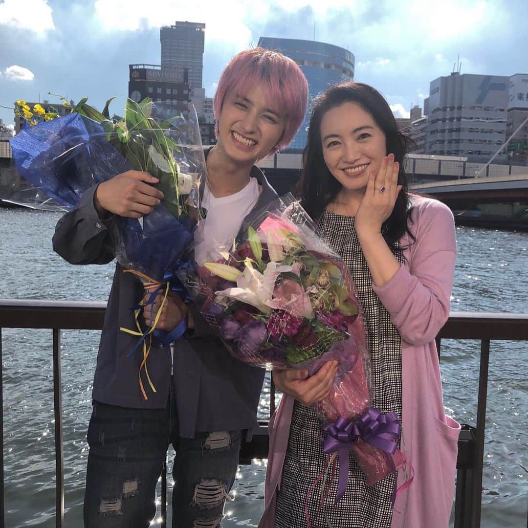 日本テレビ「偽装不倫」のインスタグラム：「㊗️クランクアップ🎉✨﻿ 葉子こと #仲間由紀恵 さんは「お疲れさまでした。本当に楽しい現場でした。これもキャスト、スタッフの皆さんのおかげだと思っています。今日、ラブストーリーのラストのようなカットが撮れて、すごく幸せでした。ありがとうございました」と笑顔で挨拶。風太 こと #瀬戸利樹 さんは「僕はボクシングの練習を含めると4ヵ月半ぐらい関わらせていただきました。現場はすごく温かくて、毎回来るのが楽しく、たくさんお芝居をさせていただけて本当に幸せでした。これからもっともっと頑張って、皆さんにまた会えるような俳優になって戻ってきたいなと思っています。本当にありがとうございました」と感謝の気持ちを伝え、最後は仲間さんと瀬戸さんが2人一緒にバンザイを＼(^-^)／﻿ そして、別シーンの出番を終えて現場に駆けつけけた丈役の #宮沢氷魚 さんも一緒に記念撮影しました✨﻿ #偽装不倫」