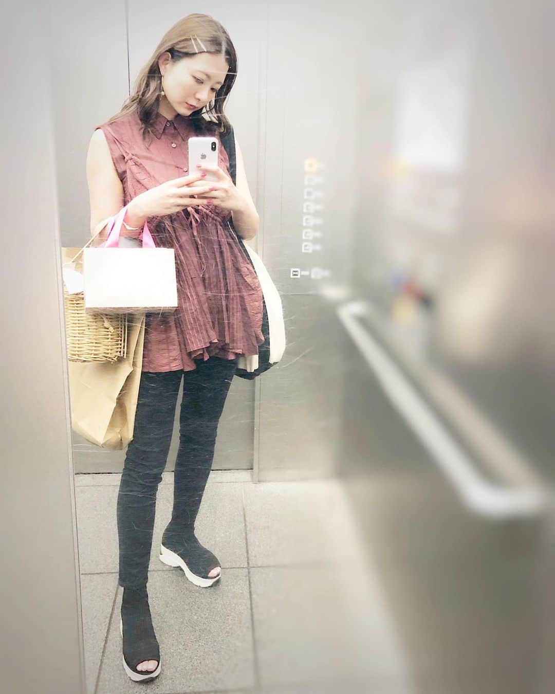 のインスタグラム：「.﻿ ある日の休日﻿ 〜どうしてそんなに荷物が多いの〜﻿ ﻿ このブラウスすごくお気に入り♡ ﻿襟付きの服あまり着ないけどこれは別☺︎ ﻿ #beautifulpeople #snidel #zara #エレベーター乗ると思い出しちゃう #頭の中はあな番番外編のことばかり  ちなみにみんなあな番怖いって言うけど怖さが分からない🤨♡」