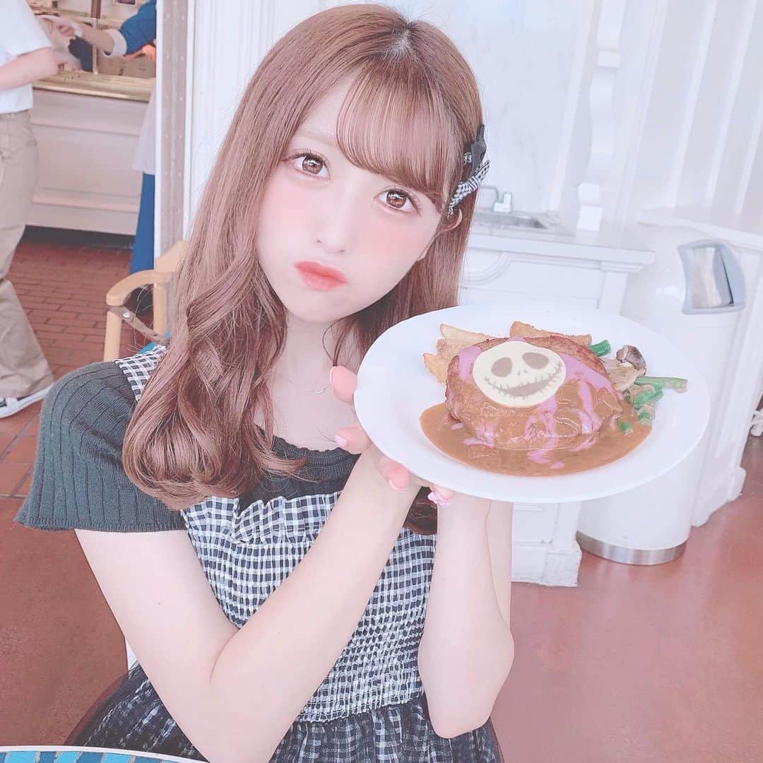 田口未彩のインスタグラム：「❤︎ . . 今日はえみりとディズニーランド❤︎ ジャックのハロウィンメニューたべた！ . . そして昨日はいつもマツエクお世話になっている( @it_405 )にいってきました❤︎ . 担当は( @it405_rina )さんです❤︎ りなさんの施術はほんとに心地よくていつもすぐ夢の中行ってしまう🥺❤︎ . 今回はダークブラウン1色で 目尻と目頭11ミリで真ん中12ミリの Cカールにしてもらったよ！(多分) 下まつ毛もついてるよ！！！ . マツエク探してる人にはまじでいつもりなさんオススメしてる😖❤︎❤︎ . りなさんいつもありがとうございます🥺❤︎❤︎ . . . #マツエク #まつ毛エクステ #ディズニー #ディズニーランド #ディズニーシー #tdl #tds #ディズニーハロウィン #dハロ #ハロウィンディズニー #ハロウィンメニュー #ディズニーフード #ディズニーハロウィンメニュー #オレンジメイク #ピンク加工 #量産型 #量産型女子 #量産 #量産型コーデ #量産コーデ #モノトーン #モノトーンコーデ」