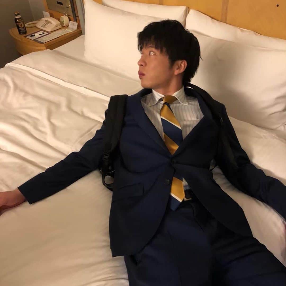 おっさんずラブ 武蔵の部屋のインスタグラム：「本日はお泊まり出張なんですが #はるぽんはるぽんはるぽんよ‼️ #君ってやつぁ無防備にも程があるだろう‼️ #ベッドにバフーンして #フカフカ確認 #からの〜⤴︎ #部屋にサービスで置いてあるおまんじゅうを #もぐもぐ業務 #からの〜⤴︎ #うんっ悪くないっすね☺️✨ #と上からコメント #はい尊い #とってもとっても尊い #好きすぎて好きすぎて辛い #なんで俺おっさんに生まれちゃったんだろ😢 #ん？ #違うわ #元からおっさんなわけあるかーい #疲れているのかもしれません #黒澤武蔵しばしお暇頂きます🌿 #武蔵のお暇」