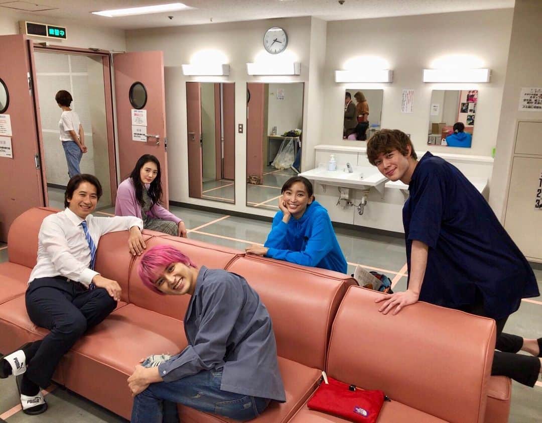日本テレビ「偽装不倫」のインスタグラム：「約3ヵ月間、水曜ドラマ「#偽装不倫」に沢山のご声援を頂きありがとうございました。キャスト、スタッフ一同、感謝の気持ちでいっぱいです😭‬﻿ 写真はスタジオ前の前室で撮ったオフショットです✨ 公式SNSにも温かいご声援、本当にありがとうございました💕 ﻿ #杏 #宮沢氷魚 #瀬戸利樹 #谷原章介 #仲間由紀恵」
