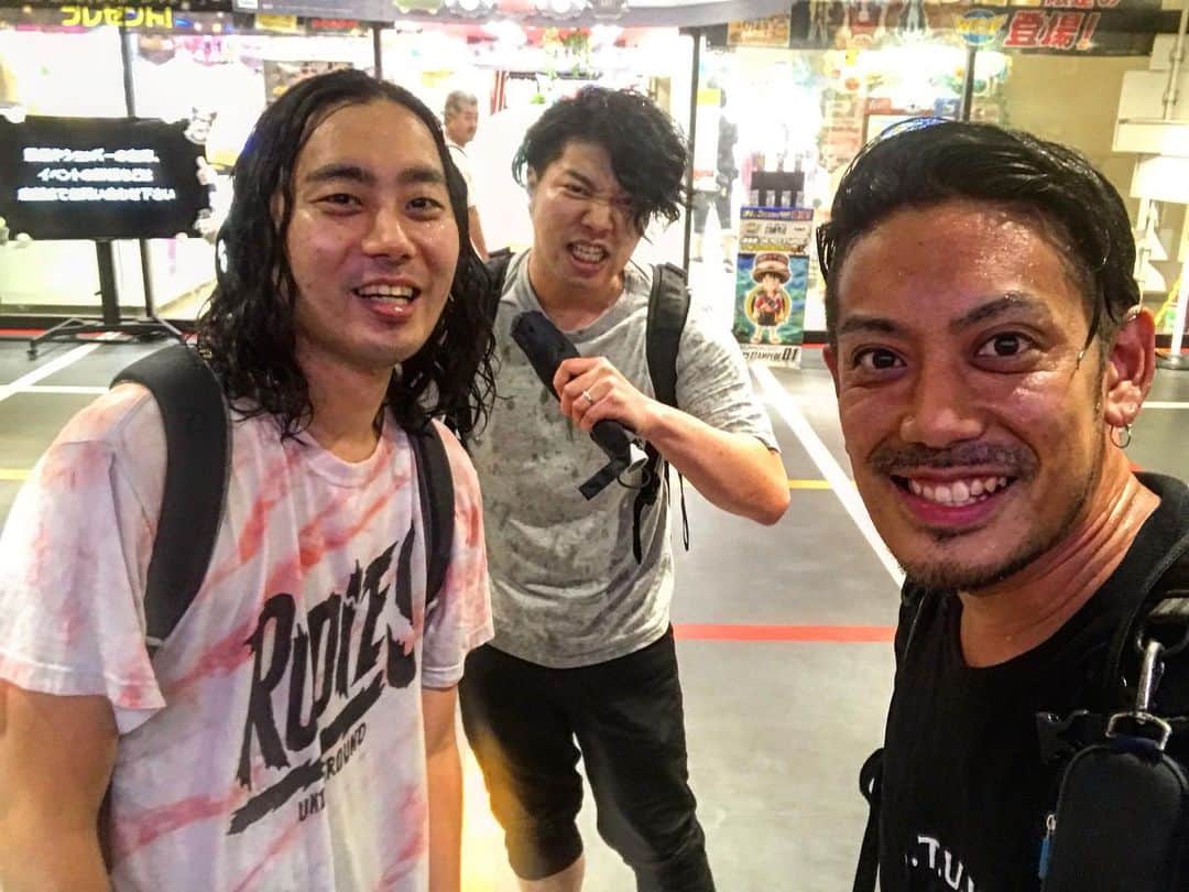 のインスタグラム：「飲みーティングからの一瞬でズブ濡れ爆笑  開き直ったら小学生に戻ったみたいで楽しい！！ でも雷、豪雨気をつけてねー！！ あと10/6のライブ発表になったからチェックよろ！ また詳しくアナウンスするね！  #マカチー  #豪雨」