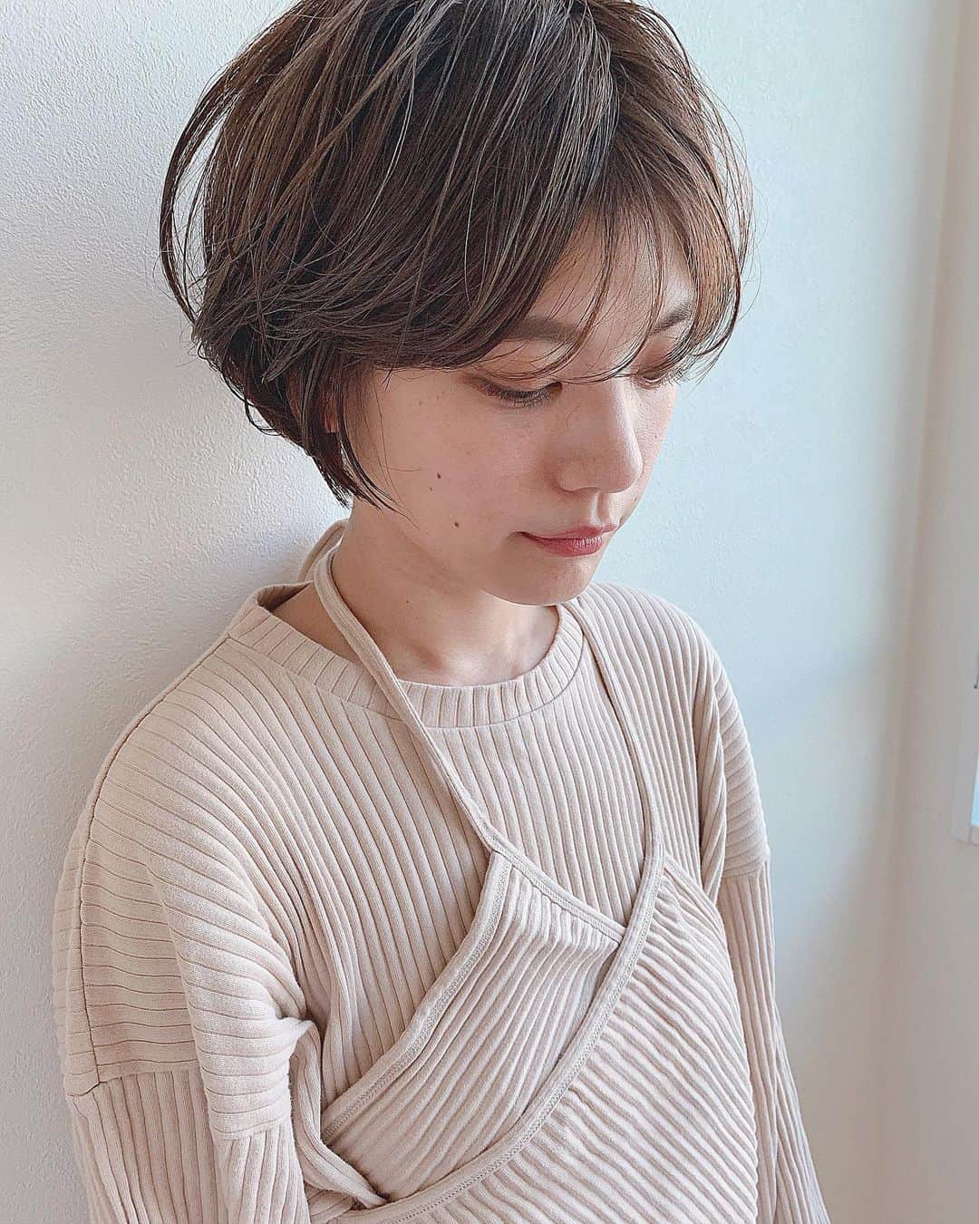 石川瑠利子のインスタグラム：「. . なんとなく髪の毛伸ばしてみてるよ🐒 きっと頑張ってもボブまでだろうけど。笑 髪の毛をやってくれてるのは安定の @norimasasawa 先生🙆🏻‍♀️✨ . . #shorthair #fashion #baserange」