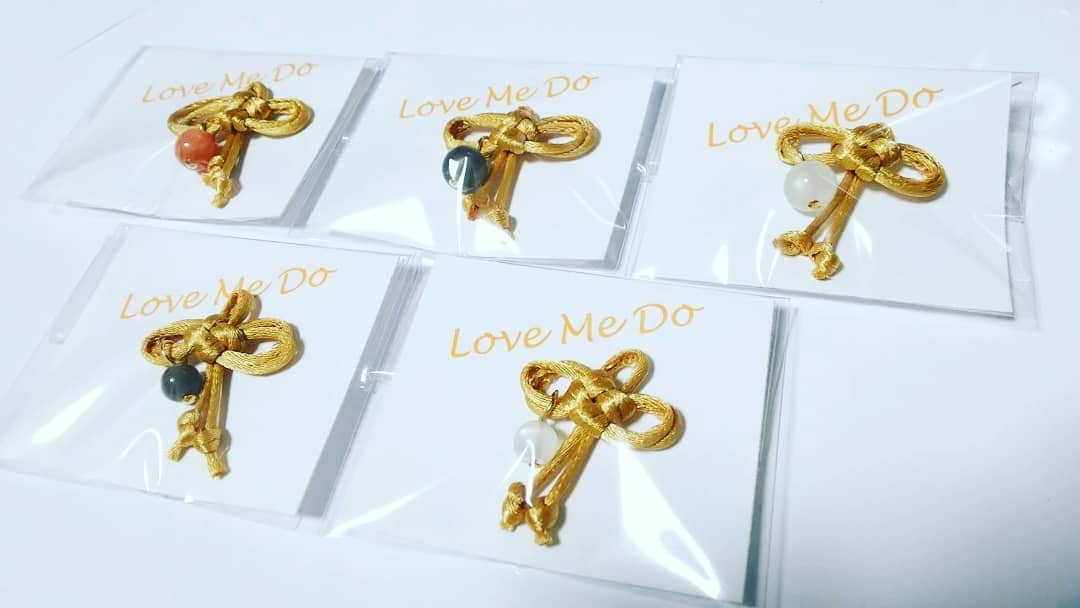 LOVE ME DOさんのインスタグラム写真 - (LOVE ME DOInstagram)「9月14日(土)の占いトークライブ限定！来た人全員にプレゼントの『二重叶結び&ムーンストーンのお守り』のムーンストーンは5種用意しました。ムーンストーン、オレンジムーンストーン、グレームーンストーン。石の大きさも異なります。どれが届くかな。月光浴させてあります！ #二重叶結び #ムーンストーン #ラブちゃんお守り #LoveMeDoお守り #LoveMeDoパワーストーン #ラブちゃんパワーストーン #月光浴」9月11日 23時31分 - lovemedo_fortunteller