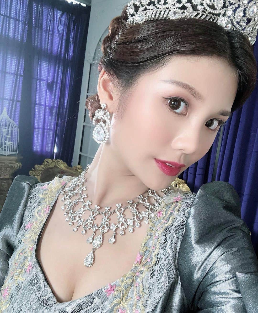 琳妲さんのインスタグラム写真 - (琳妲Instagram)「👑💍👸🏻 - 🈵️高貴的吧 今天拍了14小時 飾演了三個角色 先給你們看一套 #敬請期待🎬」9月11日 23時36分 - linda831212