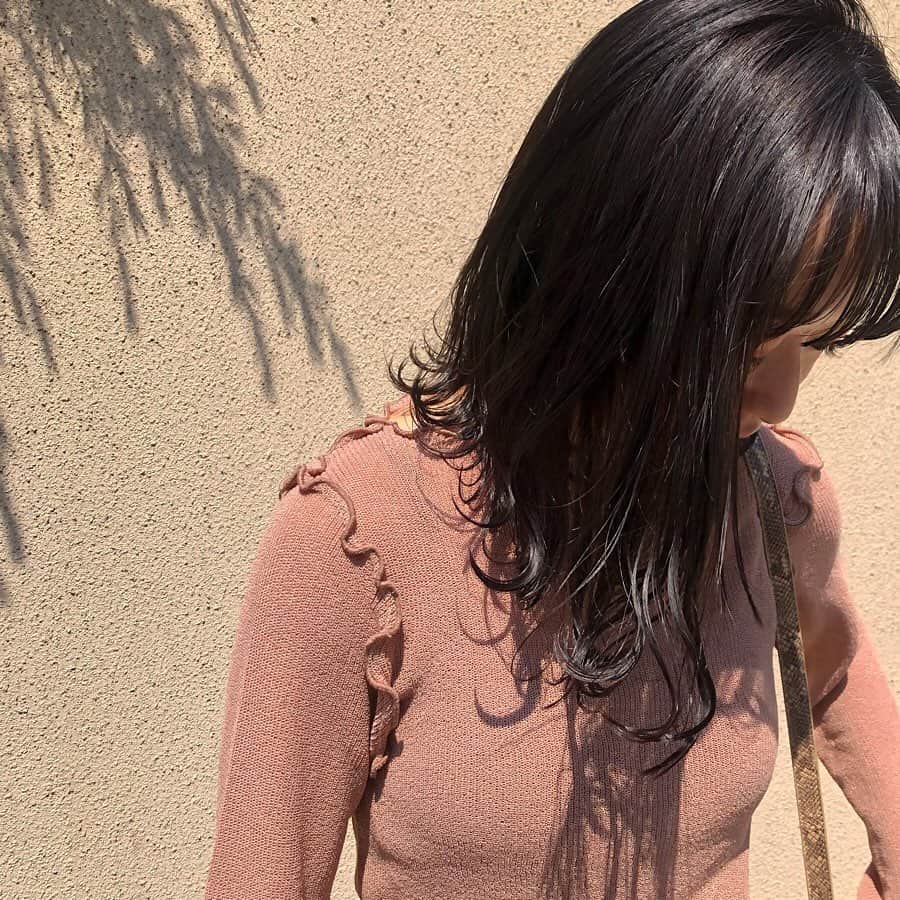 のインスタグラム：「ㅤㅤㅤㅤㅤㅤㅤㅤㅤㅤㅤㅤㅤ ㅤㅤㅤㅤㅤㅤㅤㅤㅤㅤㅤㅤㅤ 最近ナチュラルな髪色にしたくて もともとの髪色に近いトーンに してもらってます❤︎ ㅤㅤㅤㅤㅤㅤㅤㅤㅤㅤㅤㅤㅤ 写真やと結構黒に見えるけど、、 抜けてきた時に赤味がでないようにと 光に当たると透け感がある色に してもらいました😊(#タピオカカラー と命名❤︎笑) ㅤㅤㅤㅤㅤㅤㅤㅤㅤㅤㅤㅤㅤ ㅤㅤㅤㅤㅤㅤㅤㅤㅤㅤㅤㅤㅤ あんまり巻かずに毛先だけちょっと 巻く感じも最近好きでよくしてます♪ ㅤㅤㅤㅤㅤㅤㅤㅤㅤㅤㅤㅤㅤ ㅤㅤㅤㅤㅤㅤㅤㅤㅤㅤㅤㅤㅤ #hair #kanas_hair #ヘアカラー #アッシュブラック #dollhair #kana_chicode #salonbychico #whoswhochico ㅤㅤㅤㅤㅤㅤㅤㅤㅤㅤㅤㅤㅤ ㅤㅤㅤㅤㅤㅤㅤㅤㅤㅤㅤㅤㅤ」
