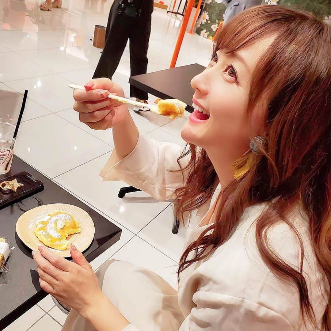 小松彩夏さんのインスタグラム写真 - (小松彩夏Instagram)「﻿ 私の大好きなパンケーキ屋さん『VERY FANCY』が東京に帰ってきたー‼️‼️✨✨﻿ ﻿ 今日からオープンの『VERY FANCY表参道』のレセプションパーティーに彩乃とお邪魔してきました🥞💕﻿ ﻿ 久しぶりに『VERY FANCY』のフワフワのパンケーキ食べましたが、やっぱり美味しい😍💕﻿ ﻿ そりゃこんな幸せそうな顔にもなっちゃいますよ🥰笑﻿ ﻿ 店内も可愛くて、ウキウキしちゃいました😋﻿ ﻿ 事前予約制なので並ばずに美味しいパンケーキが食べられちゃいますよー😋🥞﻿ ﻿ 私はまた近々行きたいと思います☺️💕﻿ ﻿ ﻿ ご予約はこちらから﻿ 👉www.veryfancy.me ﻿ 【VERY FANCY表参道】﻿ ※2020年5月までの期間限定店﻿ 住所：東京都渋谷区神宮前5-3-8 AF Lohas St.Bidg 2F﻿ TEL：080-3113-5135﻿ 営業時間：11:00〜22:00﻿ ﻿ ﻿ #veryfancy #veryfancyme #ベリーファンシー #表参道 #パンケーキ #表参道パンケーキ #フワフワ #パンケーキ好き #pancake #🥞 #food #yummy #美味しい #コマログ」9月11日 23時49分 - official_ayaka_502