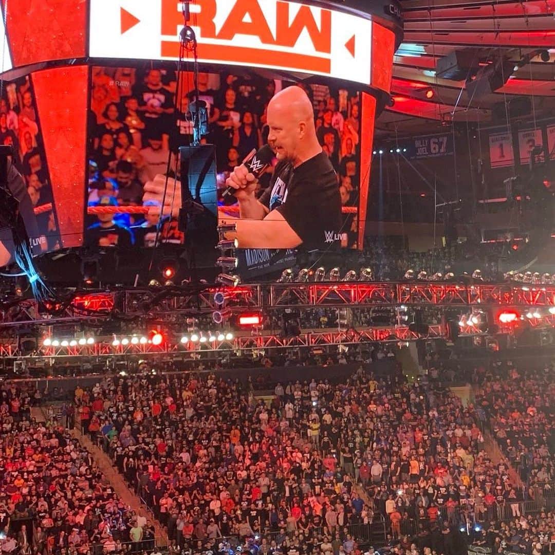 ストーン・コールド・スティーブ・オースチンのインスタグラム：「A great shot from this past Monday night @thegarden.  It was a tremendous crowd for @wwe #Raw. It was a fun piece of business to sign the contracts between Rollins and Stroman. They now head to Clash of Champions. Getting a chance to do business with AJ Styles and the OC was fun as hell. AJ takes a mean Stunner. Prolly had to ice his jaw for a couple days after that. And that’s what he gets for talking all that trash and running down Stone Cold Steve Austin.  Good times.」