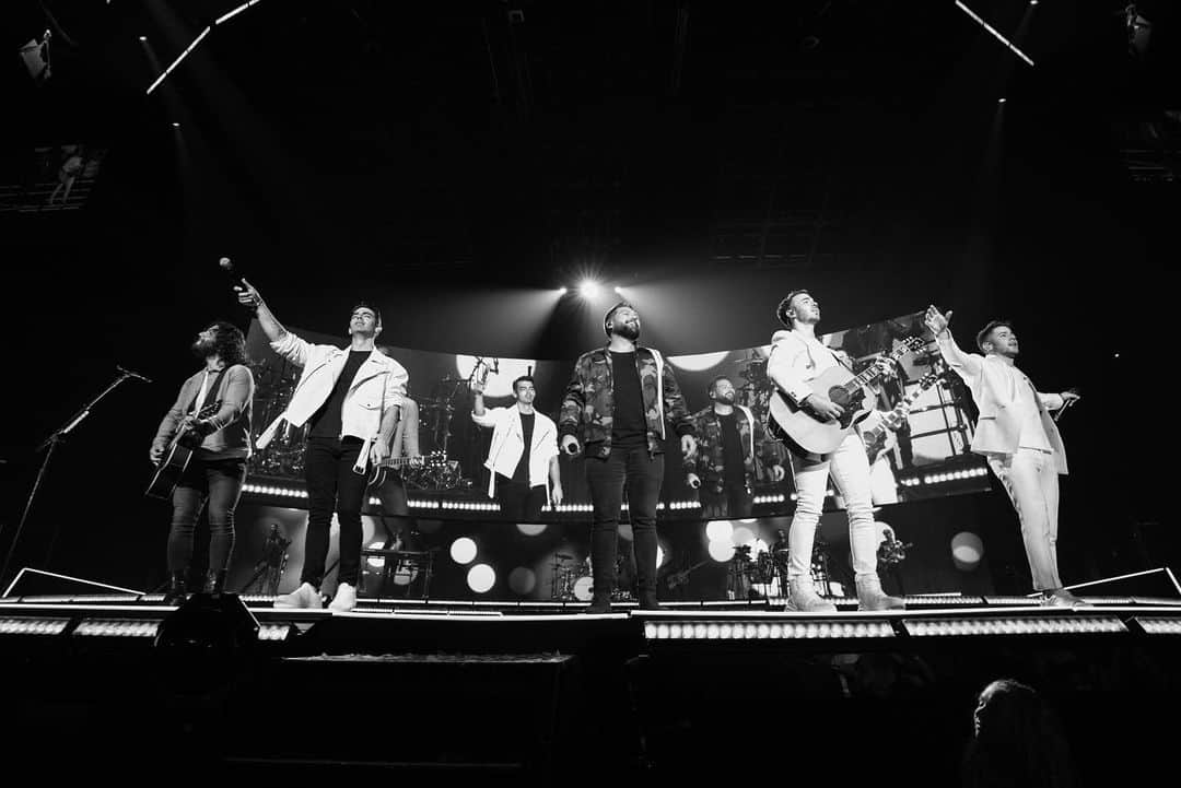 ジョー・ジョナスさんのインスタグラム写真 - (ジョー・ジョナスInstagram)「Thank you Nashville for an amazing show last night and shout out to @danandshay for jumping on stage with us!! #happinessbeginstour」9月11日 23時55分 - joejonas