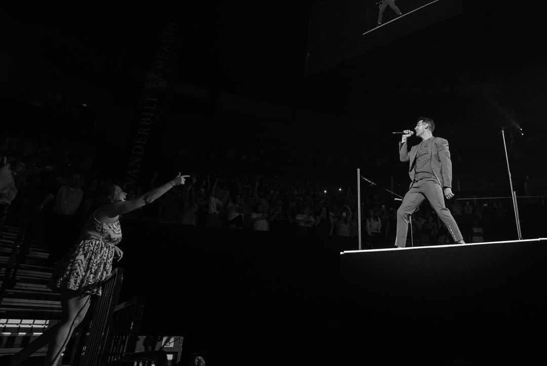 ジョー・ジョナスさんのインスタグラム写真 - (ジョー・ジョナスInstagram)「Thank you Nashville for an amazing show last night and shout out to @danandshay for jumping on stage with us!! #happinessbeginstour」9月11日 23時55分 - joejonas