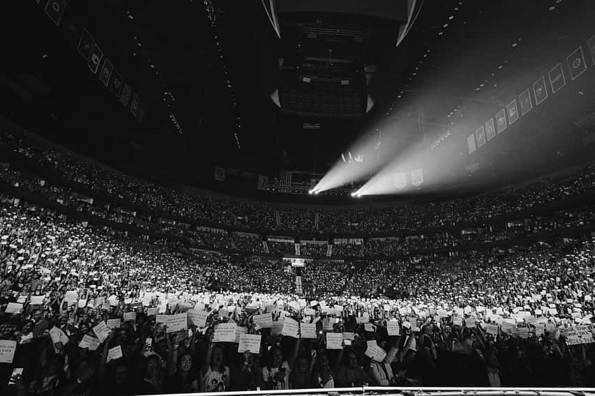 ジョー・ジョナスさんのインスタグラム写真 - (ジョー・ジョナスInstagram)「Thank you Nashville for an amazing show last night and shout out to @danandshay for jumping on stage with us!! #happinessbeginstour」9月11日 23時55分 - joejonas