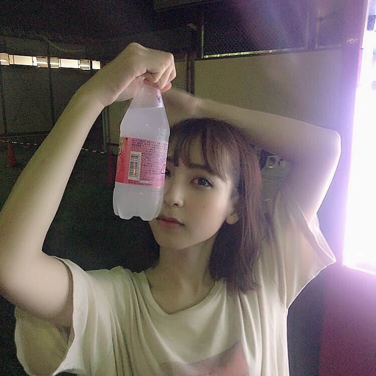 松岡菜摘のインスタグラム：「. . ライブ終わり マネージャーさんが買ってくれた🥺 炭酸飲みたかったからわーい！！ . なんか変な光が、、 ゆうれいじゃありませんように。笑 . #fanta #peach #🍑」