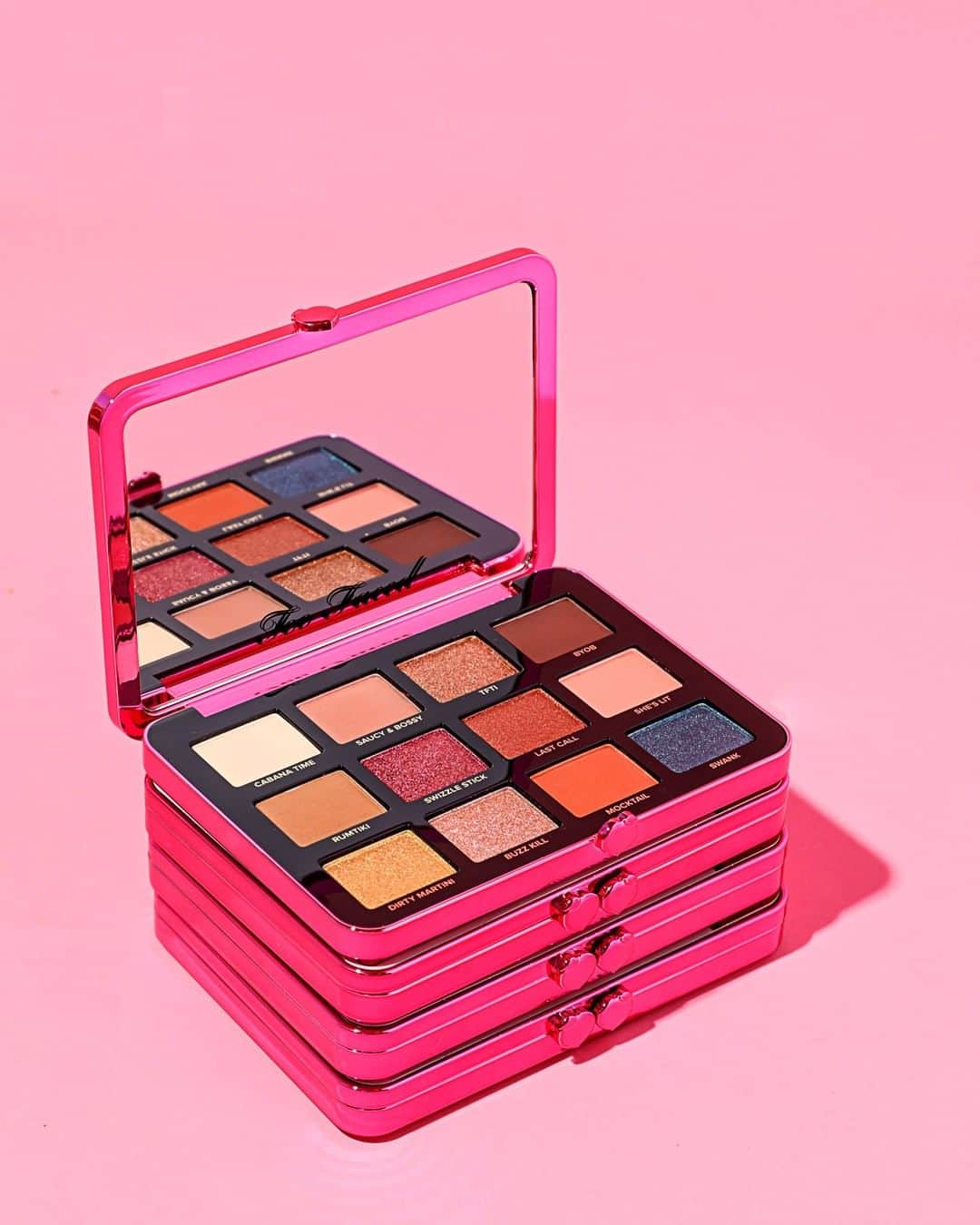 Too Facedさんのインスタグラム写真 - (Too FacedInstagram)「Our Palm Springs Dreams Eye Shadow Palette is no raging party... it’s a taste of classy, upscale luxury! 😉 Comment with your fave PINK emoji if you've been LOVING this palette! 💕 #tfpeachesandcream #toofaced」9月12日 0時00分 - toofaced