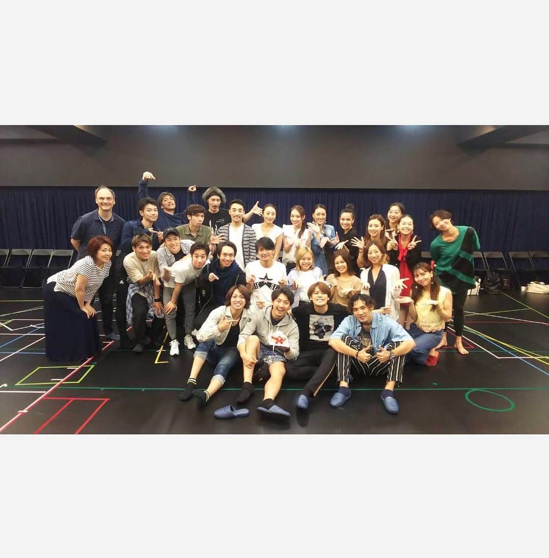 矢吹世奈のインスタグラム：「・ ウエストサイドストーリーの お稽古始まってます🕺💃 今は歌稽古やディスカッションを繰り返す日々📝🤓 ・ 上山竜治さんと穴沢裕介さんと橋田康さんの お誕生日をお祝いをしました😊🎂✨ ・ キャスト、スタッフの皆さんから学ぶこと感じることが たくさんで、毎日とても刺激的です！ またブログにでも綴ります…✨ 初日に向けてお稽古がんばるぞーーー✊🏼💙 #ウエストサイドストーリー #wss#ミュージカル#お誕生日#お祝い#稽古場#矢吹世奈」