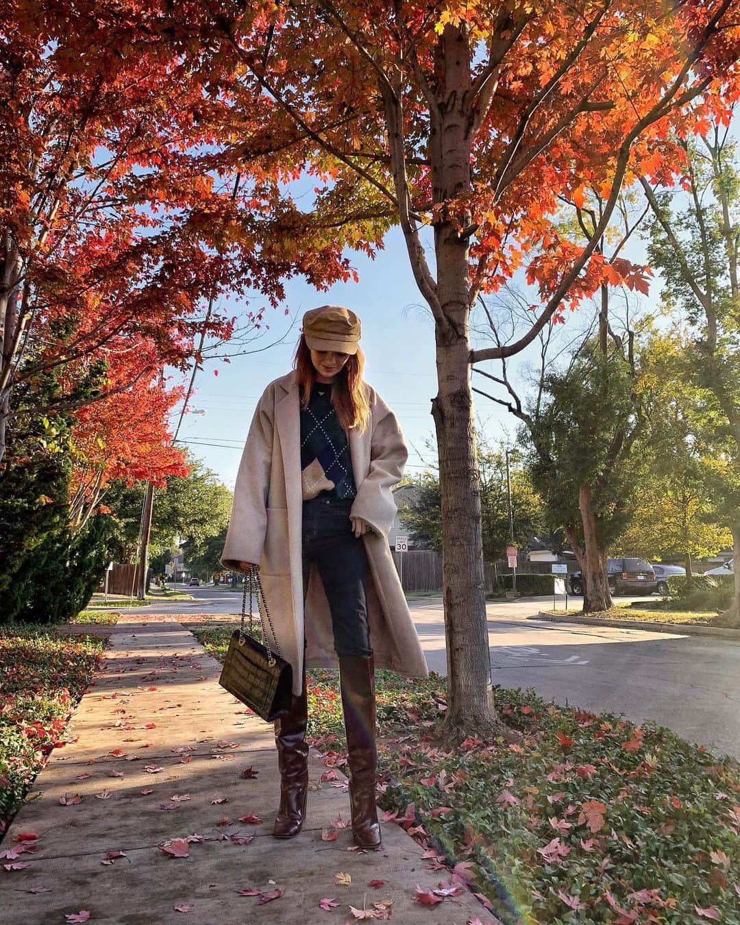 ジェーン・アルドリッジのインスタグラム：「Last year in the fall 😍 I truly cannot wait for this. This heat has been punishing lately. I need to wear these boots again, so hurry up with the cold weather please!」