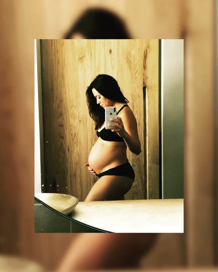 カミーユ・グアティのインスタグラム：「Happy Hump Day! I’ll never get tired of seeing this reflection! #9months . . #pregnancy #pregnantbelly #ivfjourney #egg #eggdonor #infertility #ivfmiracle #thebump #barethebump #mother #motherhood #wcw」