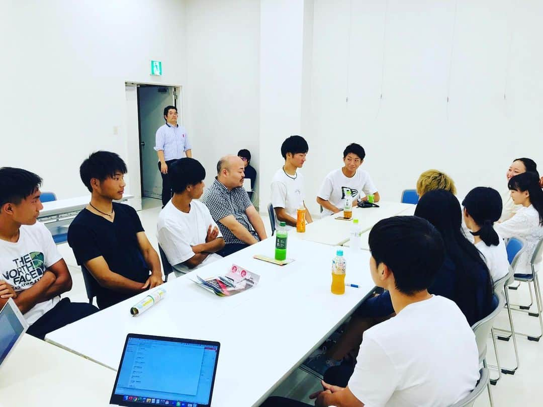 原田曜平さんのインスタグラム写真 - (原田曜平Instagram)「山梨の若者たちにインタビュー調査  今日は山梨の若者たちにインタビュー調査。 みんな、いい子たちで本当に素敵な出会いとなりました。 山梨の若者たちはみんな、地元愛が強いと感じました。 まだ日本で一番　無尽　が残っている場所だと山梨はよく言われますが、 団結心が強い県なのかもしれません。 また、数年前に全国を回って地方の若者たちにインタビューしていた時 の感覚と比べると、本当にテレビ離れが進んでいると感じました。 数年前は、東京の子はテレビ離れしているなあ、でも、地方の子はテレビ が大きなレジャーとして残っているなあ、という印象でしたが。 やはり、日本が高齢化する中で、若者向けコンテンツが減っているのかもしれませんね。 あとSNS。やっぱり、東京と山梨では大きな差が見られました。 東京の子は複数アカウント持っていたり、鍵アカだったり、SNS依存度が高い。 人間関係数が多い分、それだけ関心も高く、センシティブにもなっているように思います。 山梨の学生さんの方がもっとシンプルに使っているように感じました。 今日集まってくれた１２名の山梨の学生さんたち、本当にありがとうございます。 是非、大好きな山梨の素敵な未来を創っていって下さいね。 僕が相談にのれることなら何でものれるので、いつでもご相談下さいませ。 本当にありがとう！！」9月12日 0時13分 - yohei.harada_official