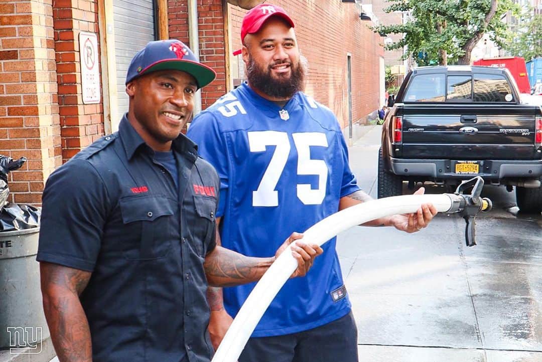 New York Giantsさんのインスタグラム写真 - (New York GiantsInstagram)「On the eve of 9/11, our O-Line headed to NYC to visit Engine 3/Ladder 12/Battalion 7 and spend time with the brave firefighters that protect our city. #NeverForget 🗽🇺🇸🚒」9月12日 0時13分 - nygiants