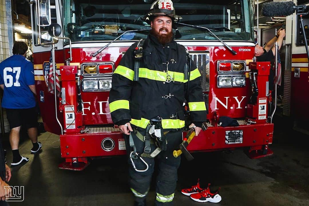 New York Giantsさんのインスタグラム写真 - (New York GiantsInstagram)「On the eve of 9/11, our O-Line headed to NYC to visit Engine 3/Ladder 12/Battalion 7 and spend time with the brave firefighters that protect our city. #NeverForget 🗽🇺🇸🚒」9月12日 0時13分 - nygiants