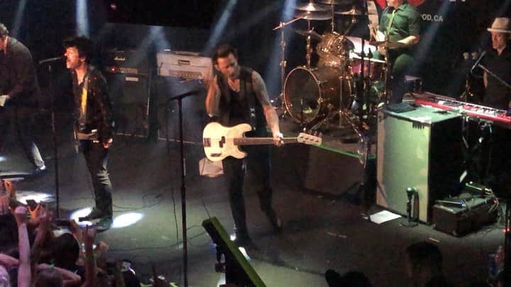 ブレッキン・メイヤーのインスタグラム：「Um... @greenday @falloutboy & @weezer played the Whiskey last night. That’s kinda like seeing GreenDay Fallout Boy and Weezer IN YOUR LIVING ROOM! Y’know if you’re living room was a quaint legendary nightclub. Fellow drummers, you’re welcome for my crap cameraphone zoom in on @trecool for my favorite lil fill. Giant mosh kisses to @mikedirnt for being our Willy Wonka. Apologies to @petewentz & @patrickstump that my phone only captured your “blue period”. DO NOT MISS THE @hellamegatour.」