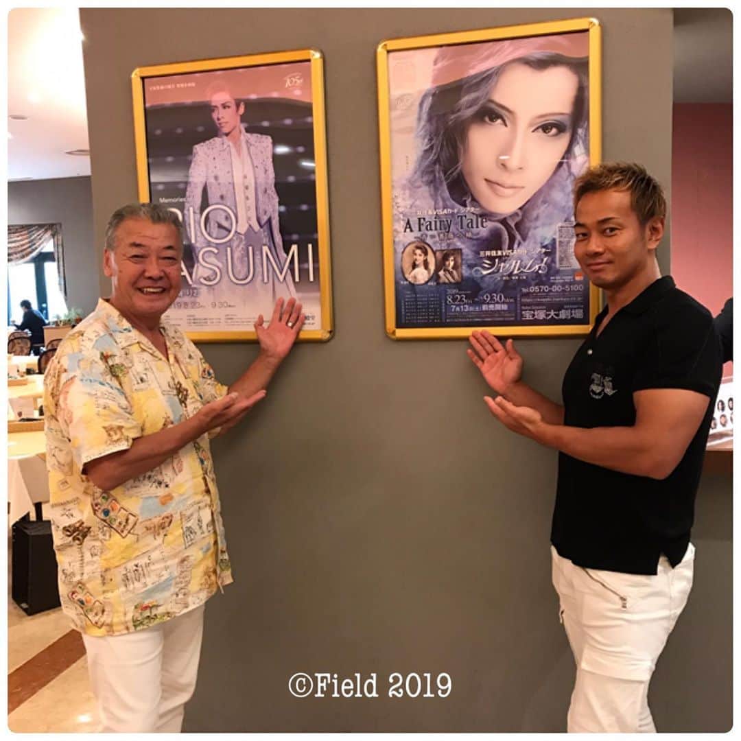 福本豊さんのインスタグラム写真 - (福本豊Instagram)「こんばんは。 読売新聞阪神支局から「阪急ブレーブス勇者たちの記憶」が出版されました。一番バッタで紹介してもらってます✌️表紙のじっちゃん（西本監督）の笑顔の写真。「ブレーブスは全員、永久欠番や」という言葉。もうそれだけで泣けます。読んでると今でも西宮北口に球場が有って、懐かしい人達がそこにいるような気がします。久しぶりに西宮ガーデンズの周りを歩いてみようと思いました。『阪急ブレーブス』って球団が有った事を忘れんといてほしい。『阪急ブレーブス』は僕らの誇りです。もし機会があったら是非この本、手に取ってみて下さい。涙なしには読まれへんから立ち読みは無理かもよ（笑） オマケの写真は阪急繋がりで「宝塚」ドラゴンゲート の吉野選手も今やすっかり「宝塚ファン」‼️ #阪急ブレーブス勇者たちの記憶 #読売新聞阪神支局 #じっちゃん #西本監督 #ブレーブスは全員永久欠番 #西宮球場 #懐かしい人がそこにいる #西宮ガーデンズの周りを歩いてみよう #阪急ブレーブスを忘れんといて欲しい #阪急ブレーブスは僕たちのほこり #ぜひ手に取ってみてください #涙なしでは読めないから立ち読みは無理かもよ #オマケの写真 #阪急繋がり #宝塚 #ドラゴンゲート  #吉野選手 #野球じーさん #朝日放送 #サンテレビ #報知新聞 #おは土 #暫定野球界最高齢インスタグラマー #大阪観光大使 #阪急ブレーブス #背番号７ #福本豊」9月12日 0時24分 - yutakafukumoto_official
