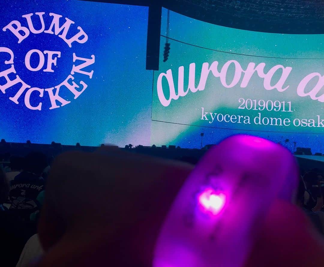 永倉由季さんのインスタグラム写真 - (永倉由季Instagram)「・ ・ 『BUMP OF CHICKEN(バンプオブチキン) TOUR 2019 aurora ark』in 京セラドーム大阪に行ってきました✨ ・ ・ 従姉妹が大ファンなので 誘ってもらって初参戦！ ・ ステージ前のめちゃめちゃ良いお席で 曲も歌も歌詞も じっくりと堪能させてもらいました。 ・ ステージでのCG映像も オーロラだったり 星が散りばめられていたり 神戸のルミナリエのようだったり。 ・ こちらの演出も美しくてね🌌✨ ・ プラネタリウムに居るような素敵な空間でした。 ・ ・ 約５万人？のお客さんは 10代〜ご年配の方まで男女問わず幅広い世代で ・ ファンの皆さん優しい表情で聴いてはるんです。 ・ 音楽の力って偉大ですね。 ・ ・ ✅ 詳しくはアメブロにて ↓ ↓ ・ ・ http://ameblo.jp/naga-yuki/ ・ ・ #bumpofchicken #バンプオブチキン  #全国ツアー #京セラドーム #大阪 #auroraark #cd #聴き直そ #コンサート #カッコイイ #音楽の力 #歌詞 #曲 #歌 #素敵 #オーロラ #星 #演出 #美しい #ファンの方 #マナーが良い #従姉妹 #グッズ #山盛り」9月12日 0時20分 - yuki_nagakura67