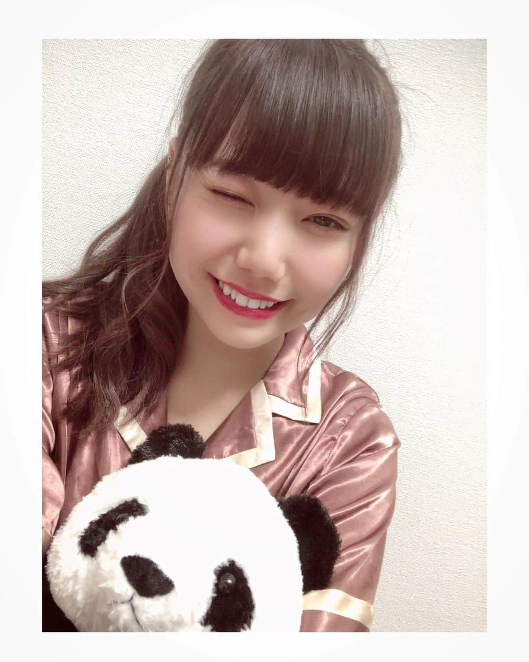 長久玲奈さんのインスタグラム写真 - (長久玲奈Instagram)「ちょい見せパンダ🐼♥️ 最近ウィンクしてって言われなくなった気がするから下手なウィンクの写真載せとく…😜 言って欲しい訳じゃないよ！？ 部屋着♥️可愛い♥️ #部屋着  #可愛い」9月12日 0時21分 - kurena_0511