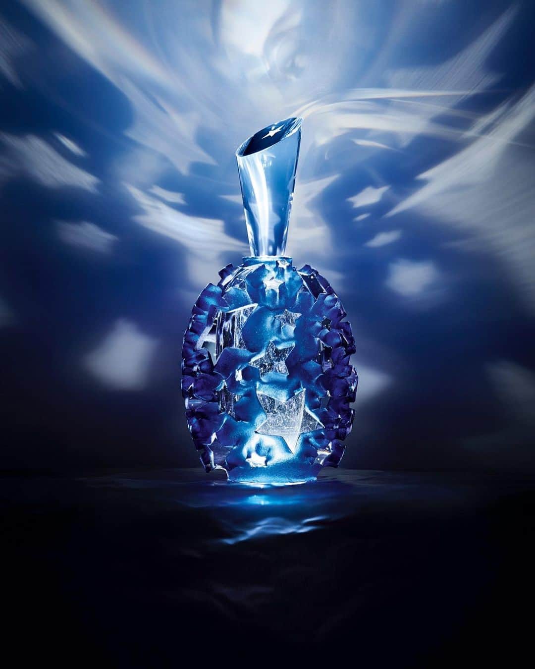 のインスタグラム：「Mugler fragrance bottles are far more than mere containers: They are beautiful objects with stories to tell. Born of Mugler’s artistic vision – and enhanced by technological feats – Mugler Unique Bottles are an integral part of the unique emotion aroused by each fragrance. #Mugler」