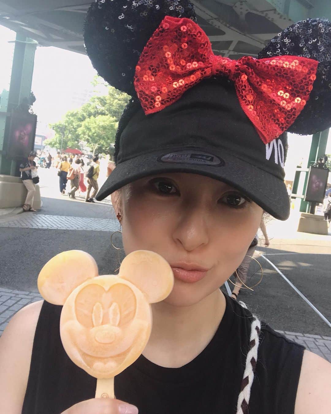 のインスタグラム：「disney seaでミッキーのアイス 美味しかった😋 けど すぐに手がベタベタになるぐらい すぐ溶けちゃう暑さでした🌞  そして 初めてお耳つけてみた。(ななさんからの借り物ですが) 43歳 キャラ変えしてみようかしら 笑 そして みなさま❤︎ たくさんのお祝いメッセージ  しっかりと読ませていただきました☺︎ ありがとう❤︎ とにかく とにかく 感謝の気持ちでいっぱい❤︎ ありがとう❤︎❤︎❤︎ おやすみなさい☺︎ #thankyou #ありがとう #感謝 #disneysea  #birthday ネタはまだまだ続くけど  #夢の国 写真は終了 お付き合いありがとう☺︎ ここでも @bayflow_inc × @wakanozawa cap大活躍✨ #bayflow 様 🧢再販熱く希望✨✨✨」