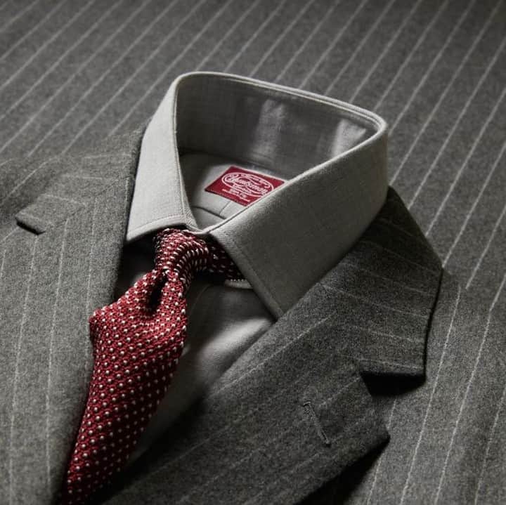 のインスタグラム：「If September means a return to work, the doldrum of revisiting that business wardrobe can be a sobering thought - even if the most elegant suit awaits! Re-think your neckwear with a Huntsman knitted tie, a vibrant tonic to your work blues and greys. Our knitted ties come in solid colour, spot and birdseye designs, in high density silk which ensures a knot with substance and a beautiful drape.」