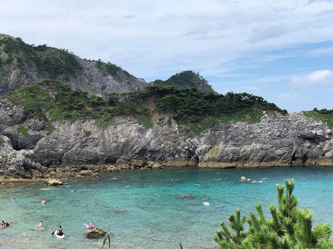 田中美海さんのインスタグラム写真 - (田中美海Instagram)「💁‍♀️2019.Summer vacation🏖﻿ ﻿ 高木美佑と青山吉能と式根島に行ってきました💕﻿ ﻿ 言い出しっぺ私、よぴが島を見つけ、﻿ みゆが船と宿をとり、﻿ 私がアクティビティを予約し、﻿ よぴが持ち物リストを作って﻿ いざ島へ🏖✨🥳🥳🥳﻿ ﻿ 1泊2日であっという間だったけど﻿ こんな風に旅行したの始めてで最高でした🥰🥰﻿ ﻿ なんといっても海が綺麗〜﻿ 空気うめ〜星💫も綺麗〜〜﻿ コンクリートジャングルから少し離れて…﻿笑 ご飯も美味しかったな🥳✨﻿ 弾丸だったけどまた旅行計画したい🎵🎵🎵﻿ ﻿ #式根島﻿ #計画から行くまで1週間かかってない」9月12日 0時38分 - minazou_in_sta
