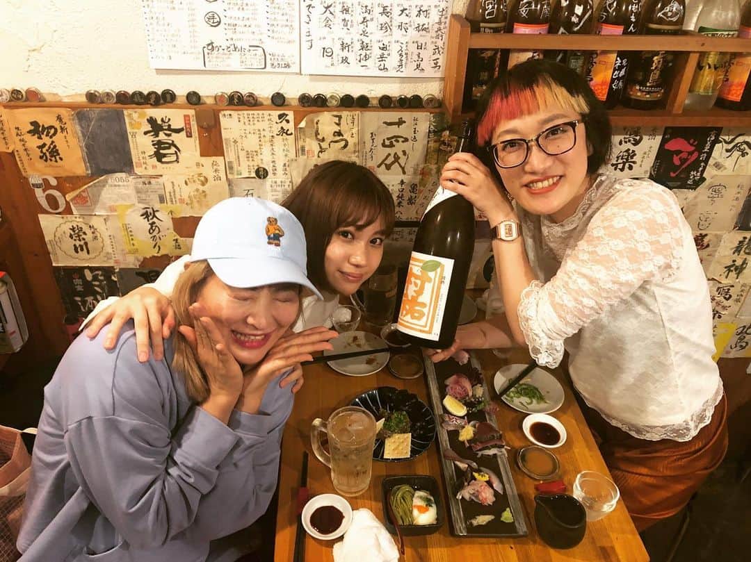 のインスタグラム：「先週のお話。🍶おたかさんと日本酒🍶会やりたいねとずっと言ってて実現🍶あのん氏はフットワーク軽く駆け付けてくださいました👏またやろー😋🍶 ・ #日本酒  #刺身  #吉本坂46」