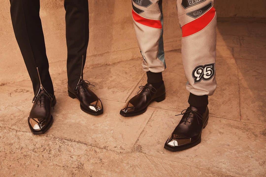 ベルルッティさんのインスタグラム写真 - (ベルルッティInstagram)「- CAPITOL COMPLEX - The #Berluti Winter 2019 Collection by @kris_van_assche -  Introducing the “Alessandro Edge” Shoe, a reinterpretation of Berluti’s emblematic lace-up shoe, made from a single piece of leather and first designed in 1895.  Photographed by @ronan_gallagher__ in Chandigarh, India - Styling by @mauricionardi -」9月12日 0時46分 - berluti
