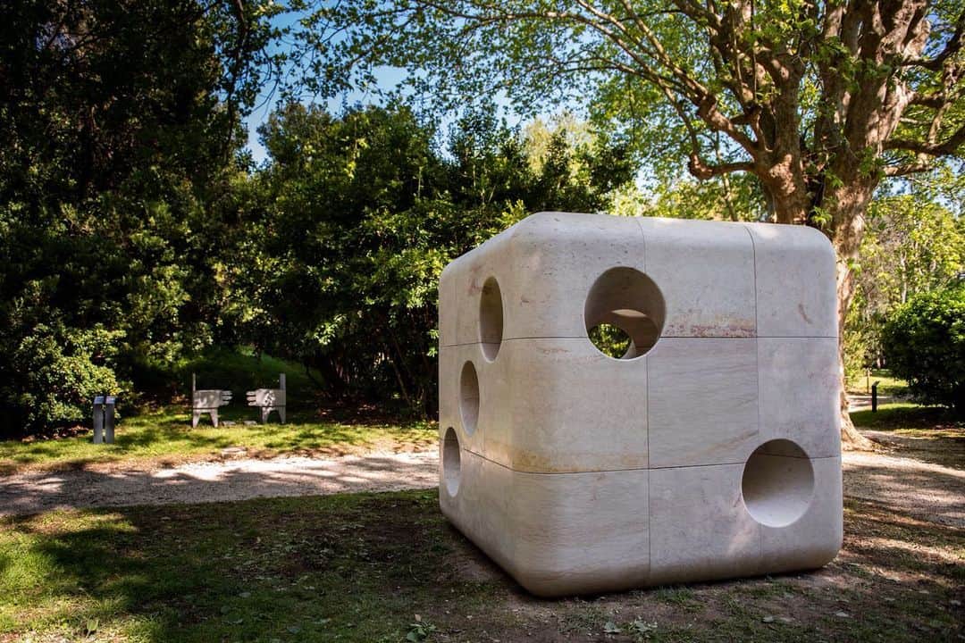 のインスタグラム：「Carsten Höller presents a large-scale die made of Portuguese limestone in “Expanded,” currently on view at the Fondazione Giorgio Cini in Venice.  The exhibition features three newly commissioned works in stone by Höller, Marina Abramovic, and Julião Sarmento. It is part of “Primeira Pedra” (First Stone), an experimental international research program that explores the potential of Portuguese stone. Find out more via the link in our bio! __________ #CarstenHoller #BiennaleArte2019 #Gagosian @fondazionegcini @experimentadesign @labiennale Carsten Höller, “Dice (Limestone),” 2019 © Carsten Höller. Photo: Ricardo Gonçalves, courtesy the artist and the First Stone Programme」