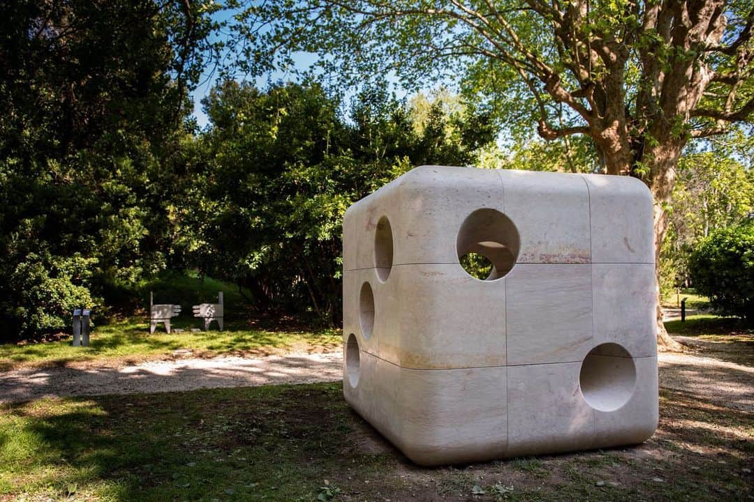 ガゴシアン・ギャラリーさんのインスタグラム写真 - (ガゴシアン・ギャラリーInstagram)「Carsten Höller presents a large-scale die made of Portuguese limestone in “Expanded,” currently on view at the Fondazione Giorgio Cini in Venice.  The exhibition features three newly commissioned works in stone by Höller, Marina Abramovic, and Julião Sarmento. It is part of “Primeira Pedra” (First Stone), an experimental international research program that explores the potential of Portuguese stone. Find out more via the link in our bio! __________ #CarstenHoller #BiennaleArte2019 #Gagosian @fondazionegcini @experimentadesign @labiennale Carsten Höller, “Dice (Limestone),” 2019 © Carsten Höller. Photo: Ricardo Gonçalves, courtesy the artist and the First Stone Programme」9月12日 0時46分 - gagosian