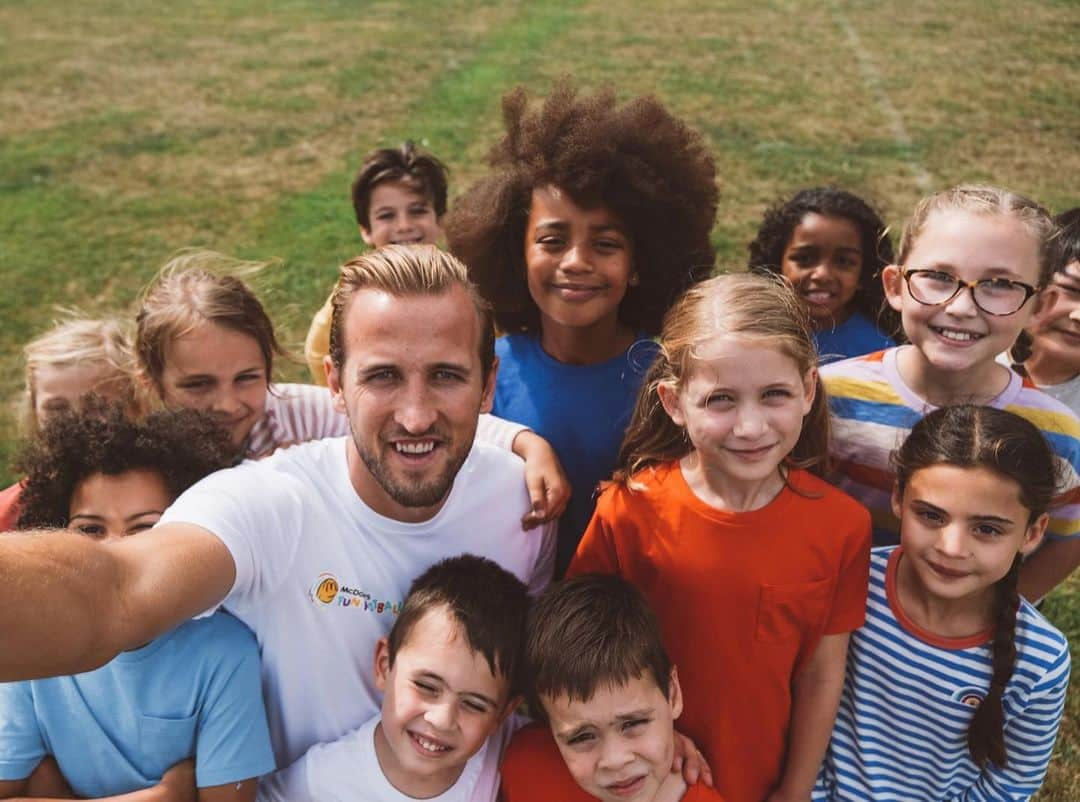 ハリー・ケインさんのインスタグラム写真 - (ハリー・ケインInstagram)「Playing for @england is always a privilege and I'm proud to inspire the next generation. @mcdonaldsuk #funfootball sessions are a great way to start your child's football journey. Not long left to sign up for free sessions! #ad」9月12日 1時01分 - harrykane