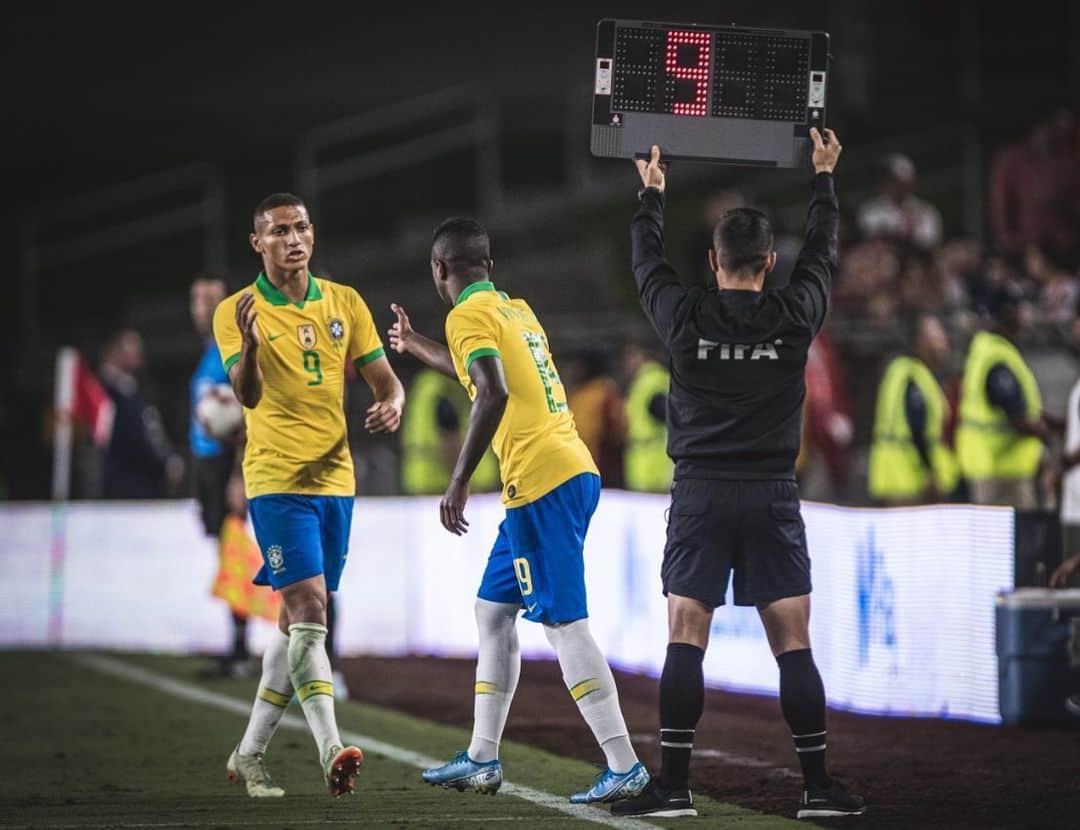 ヴィニシウス・ジュニオールのインスタグラム：「10/09/2019 Estreia com a seleção brasileira principal e sonho realizado! Gloria a Deus por me proporcionar cada momento e poder desfrutar tudo isso sempre ao lado dos melhores. 🇧🇷⚽️🔝🙏🏾」