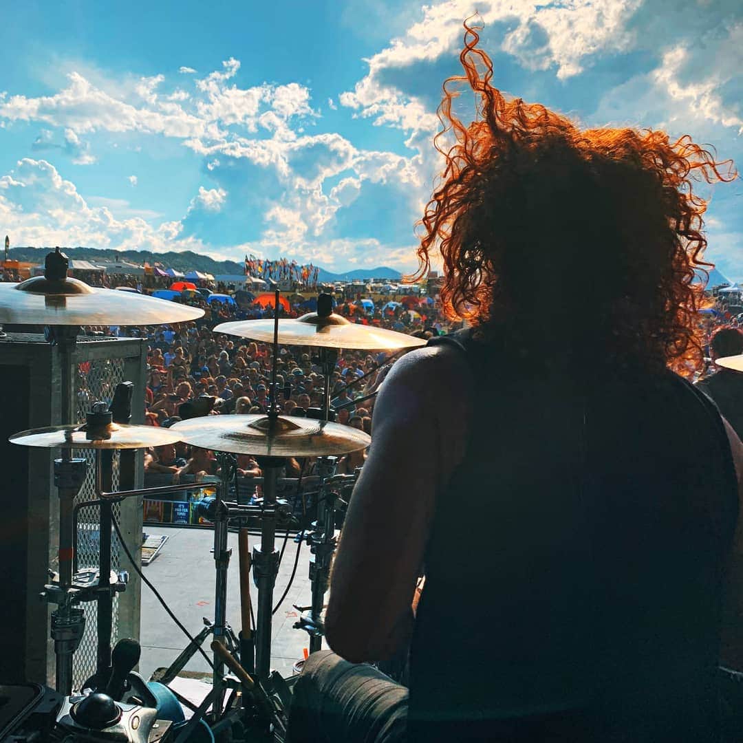 ヒンダーのインスタグラム：「You guys are what makes this tour WORTHWHILE! THANK YOU!!! #Lucky7Tour 📸: @JustinShipleymusic」
